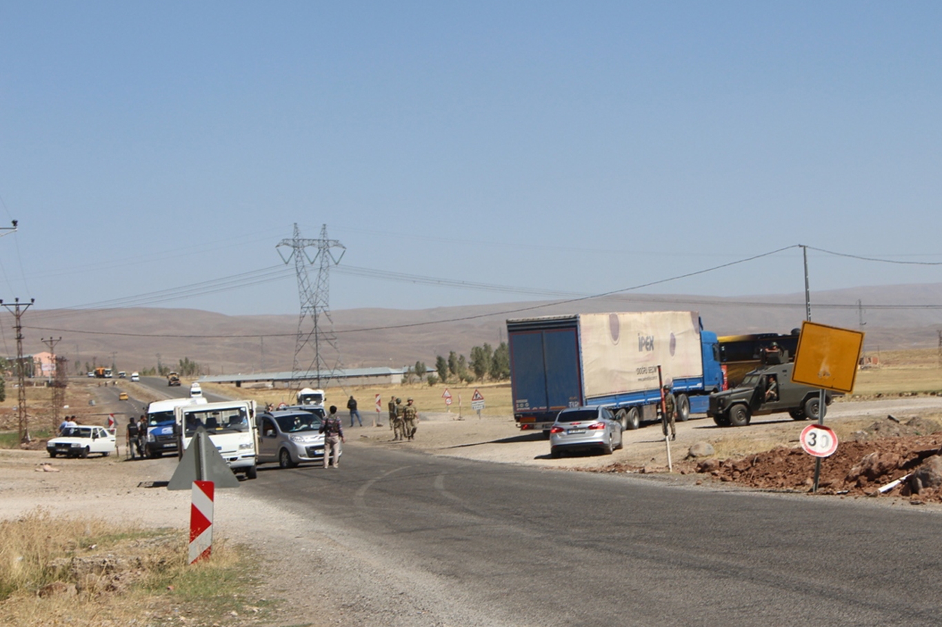 Yol kesen PKK’liler durmayan uzman çavuşu vurdu Yol kesen PKK’liler durmayan uzman çavuşu vurdu